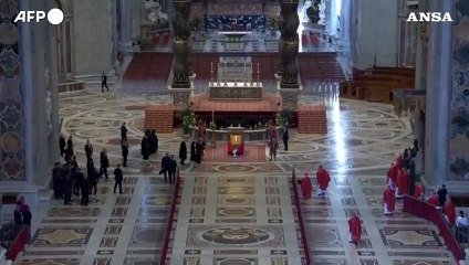 Donald e Melania Trump rendono omaggio al Papa a San Pietro
