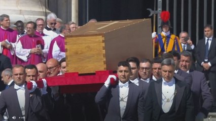 Sediarios pontificios cargan el féretro del sumo pontífice