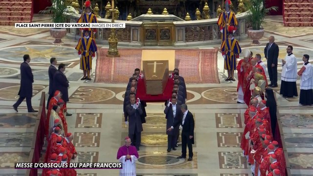 Le cercueil du pape François est déplacé de la basilique Saint-Pierre à la place Saint-Pierre
