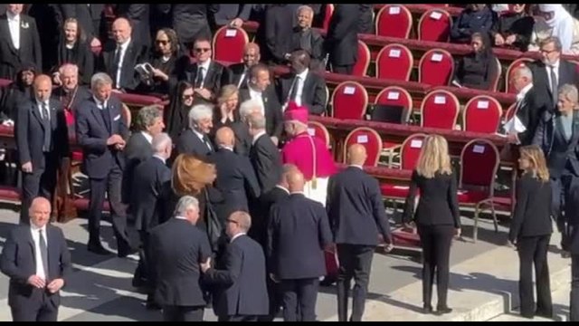 L'arrivo di Mattarella e Meloni ai funerali di Papa Francesco