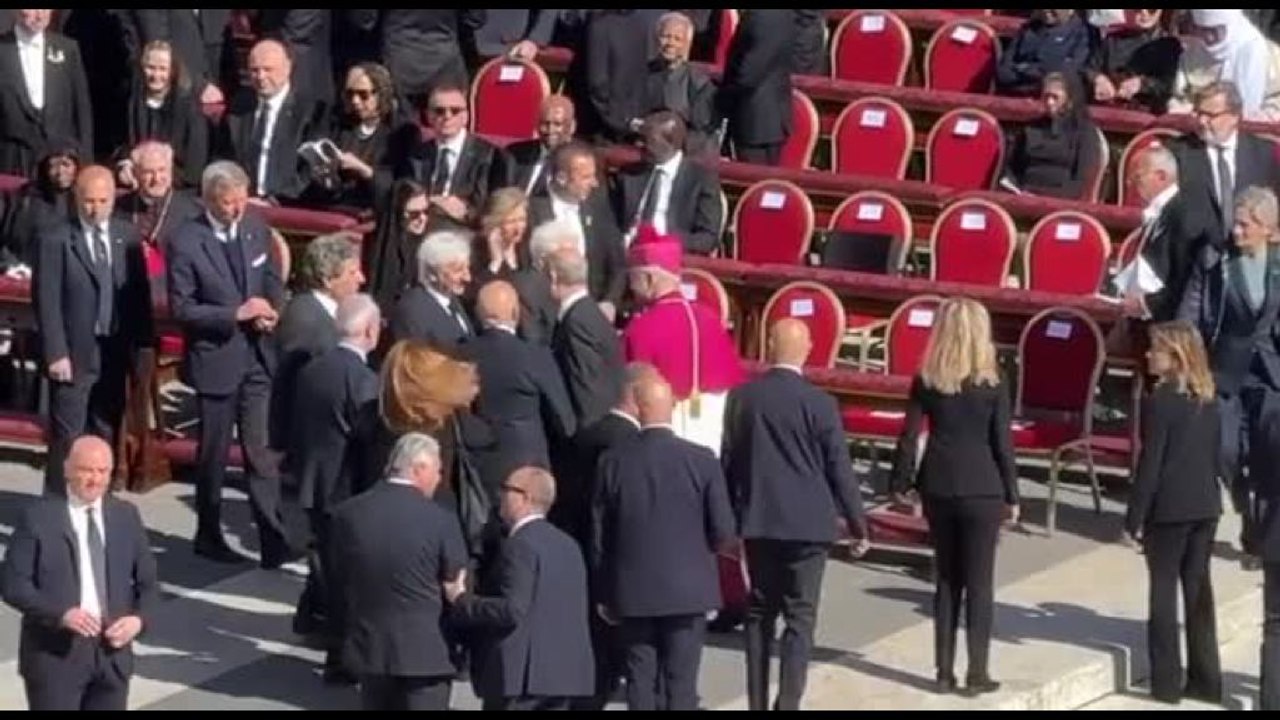 L'arrivo di Mattarella e Meloni ai funerali di Papa Francesco