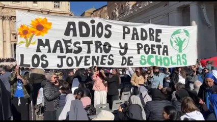 Papa, bandiere, foto, sorrisi e maxischermi in Piazza San Pietro