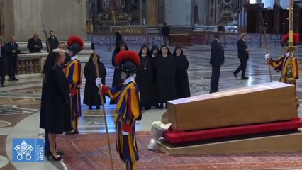 Trump omaggia il feretro di Papa Francesco: Melania con il capo coperto da una veletta nera a lutto
