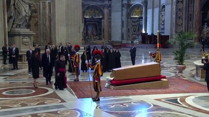 Donald Trump presta homenagem ao papa Francisco na Basílica de São Pedro