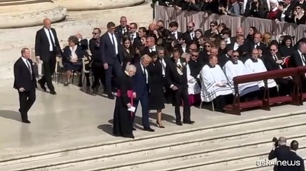 L'"incontro" di Trump e Zelensky a San Pietro per i funerali del Papa
