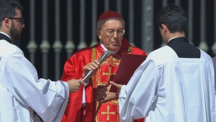 El cardenal Giovanni Batistta Re da inicio a la misa de exequias en la plaza de San Pedro