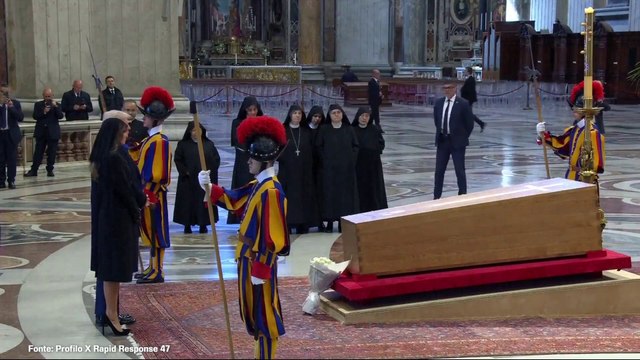 Trump rende omaggio alla salma del Papa