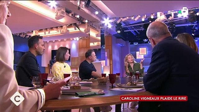 Caroline Vigneaux a choisi de tourner en dérision les événements graves qu'elle a dû surmonter.