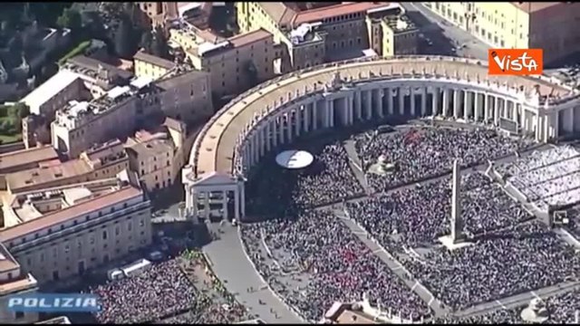 Piazza San Pietro gremita per l'ultimo saluto a Francesco: le immagini girate dall'alto