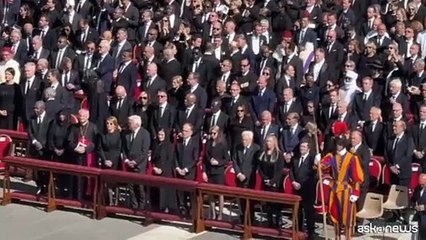 L'arrivo della bara di Papa Francesco in piazza San Pietro per i funerali