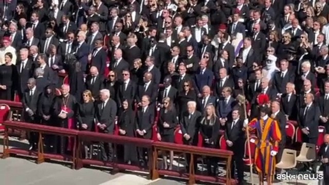 L'arrivo della bara di Papa Francesco in piazza San Pietro per i funerali