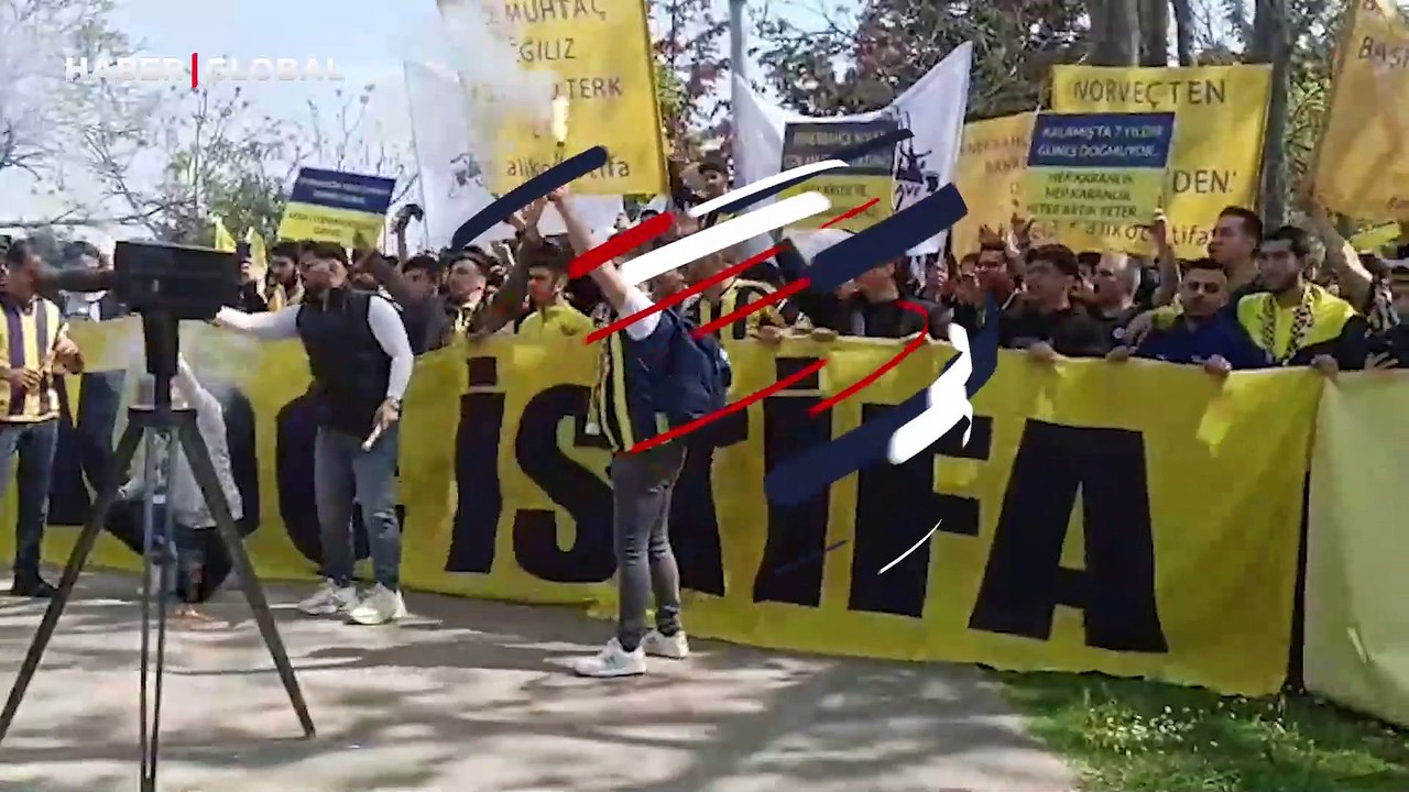 Faruk Ilgaz Tesisleri'nde toplanan Fenerbahçeli taraftarlardan yönetime istifa çağrısı