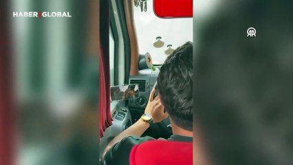 Seyir halindeyken dizi izleyen minibüs şoförü böyle yakalandı