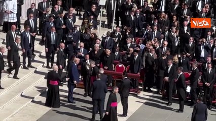 Funerali Papa Francesco, Trump e Melania arrivano sul sagrato di Piazza San Pietro per la cerimonia
