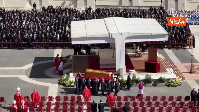 Il feretro di Papa Francesco portato sul sagrato di Piazza San Pietro per i funerali