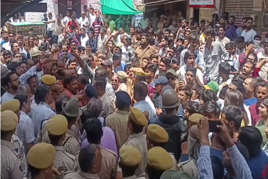 Jodhpur: जोधपुर में धार्मिक ध्वज का अपमान, गुस्साए व्यापारियों ने बंद की दुकानें, RAC तैनात