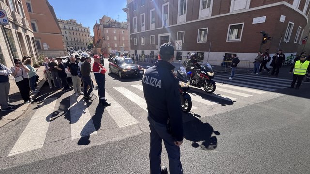 L'imponente corteo di sicurezza per l'arrivo di Trump ai funerali di papa Francesco a San Pietro