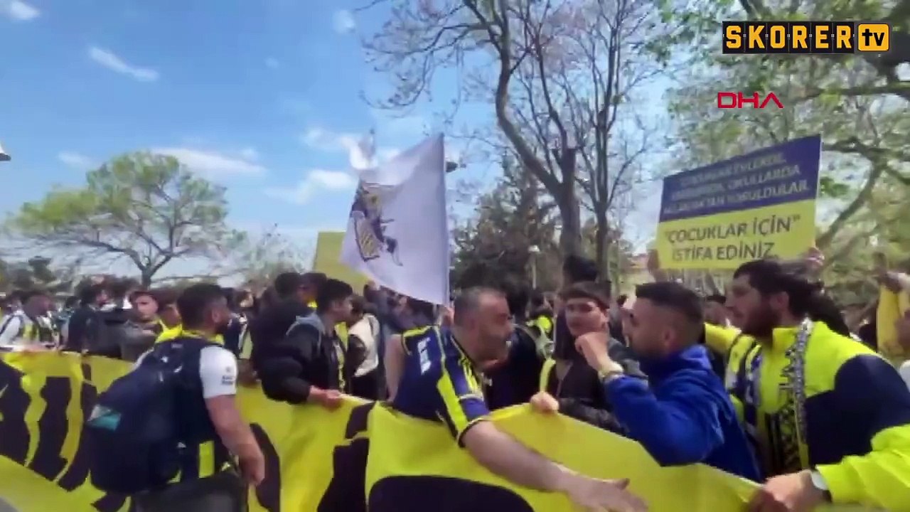 Fenerbahçeli bir grup taraftar Başkan Ali Koç ve yönetimini istifaya davet etti