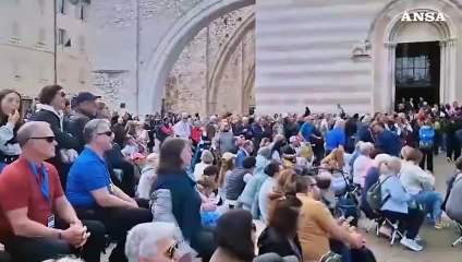 Sgabello e panino per seguire in piazza ad Assisi il funerale del Papa