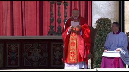 Papa, il card. Re parla del suo aiuto ai migranti: applausi in piazza