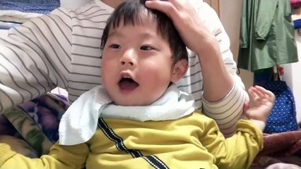 鏡(インカメラ)に映る自分の顔を不思議そうに眺める2歳児男の子（発達障がい（知的障害）-自閉性スペクトラム症）