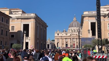 La folla dei fedeli in Piazza San Pietro