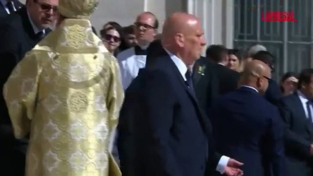 Funerali di Papa Francesco, Zelensky arriva sul sagrato e parte un applauso