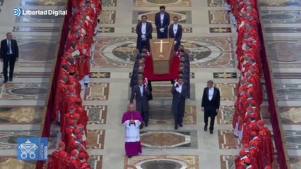 Así fue la emotiva y solemne llegada del féretro del papa Francisco a la Plaza de San Pedro
