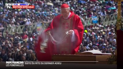 Le cardinal doyen bénit et encense le cercueil du pape François