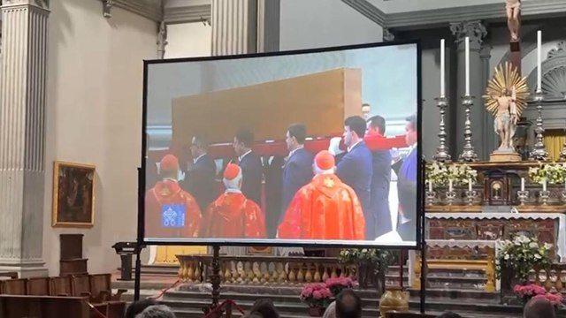 Firenze, tanti fedeli nella basilica di San Lorenzo per l'ultimo saluto a Papa Francesco
