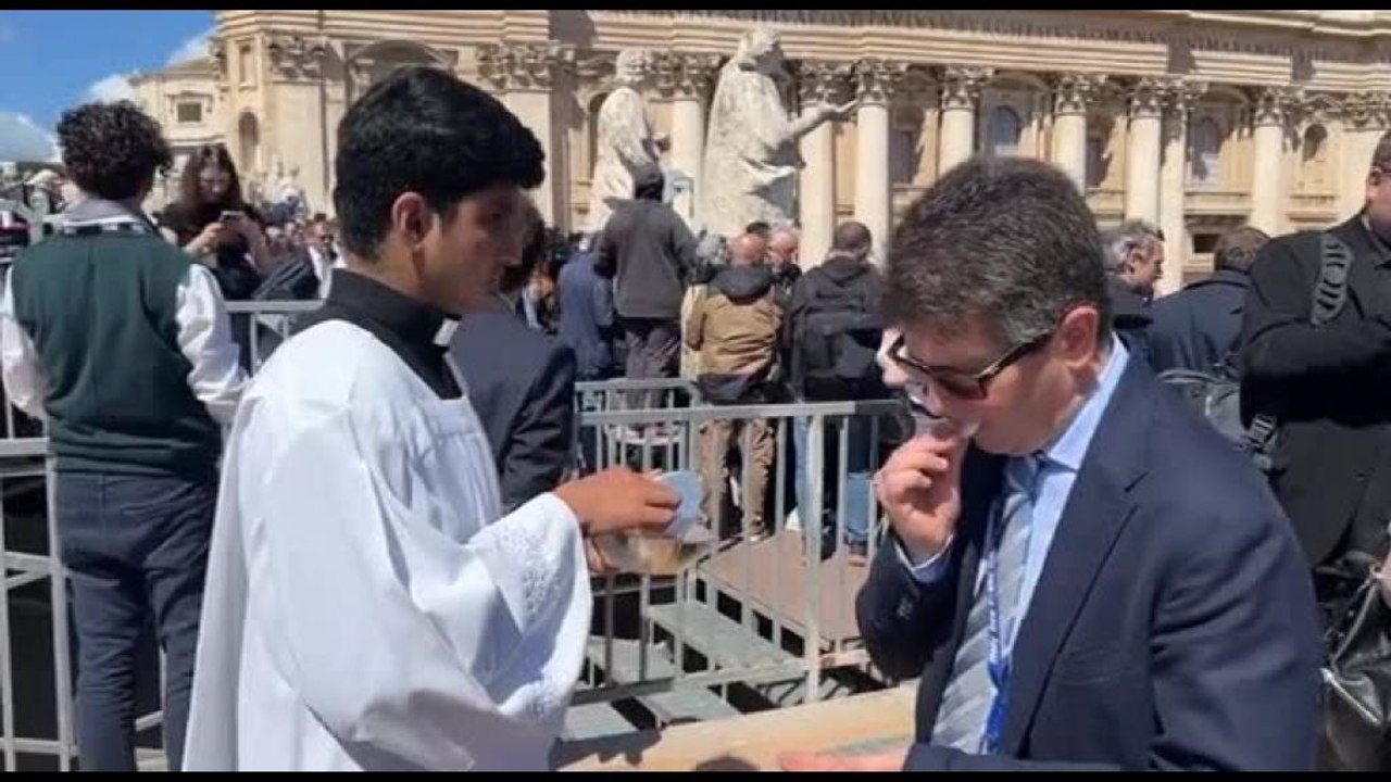 Funerali Papa, comunione per migliaia di fedeli e i leader mondiali