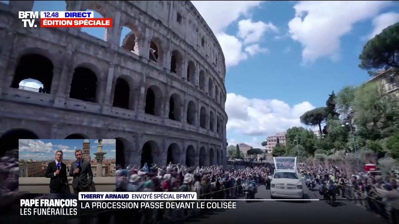 Une foule importante applaudit le passage du cercueil du pape François devant le Colisée à Rome