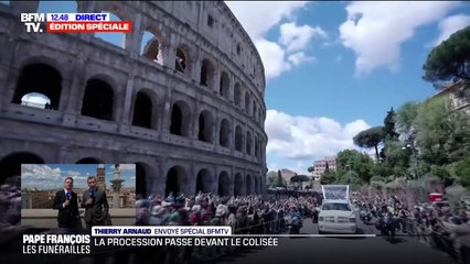 Une foule importante applaudit le passage du cercueil du pape François devant le Colisée à Rome