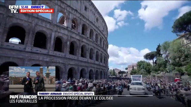 Une foule importante applaudit le passage du cercueil du pape François devant le Colisée à Rome