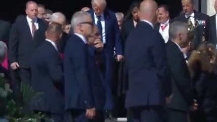 Trump scende a fatica le scale del sagrato di San Pietro per i funerali di Papa Francesco