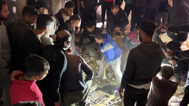 فلسطينيون يبحثون عن ناجين بين الركام عقب قصف إسرائيلي على غزة