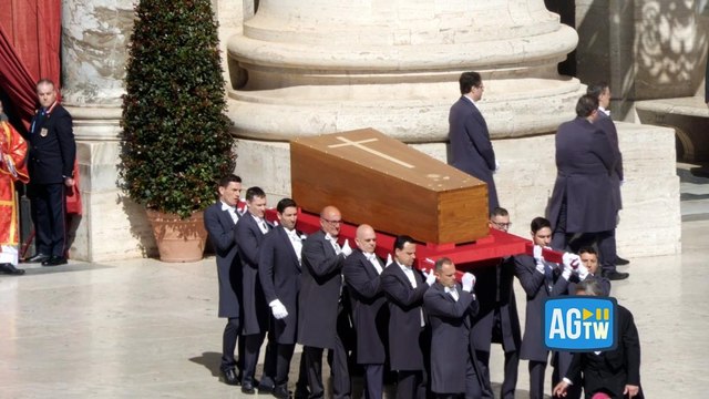 L'uscita del feretro di papa Francesco accolto dagli applausi