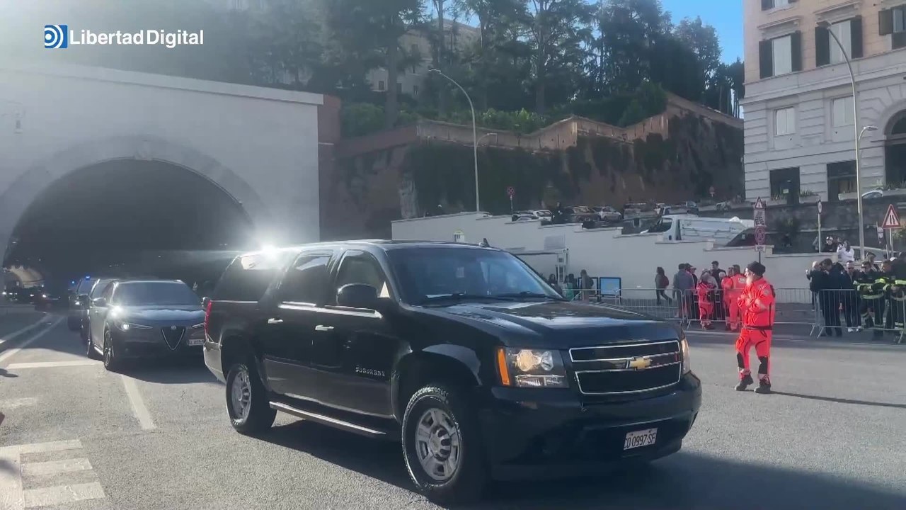 Desde Trump a Felipe VI, Milei o Zelenski: larga caravana de coches oficiales llegando al Vaticano