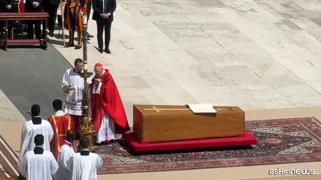 Funerali Papa, la benedizione della bara e il vento sul Vangelo