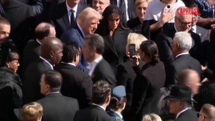 La stretta di mano tra Trump e Von der Leyen ai funerali di Papa Francesco