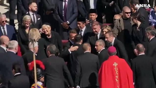 L'addio del mondo a Francesco, abbraccio fra Macron e Zelensky