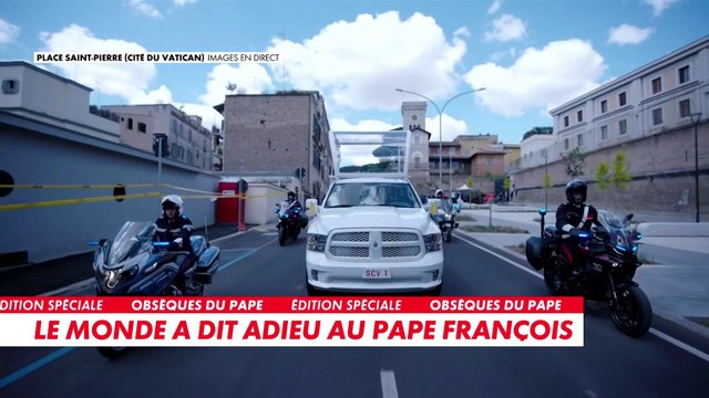 Le cercueil du souverain pontife a quitté le Vatican à bord d'une papamobile