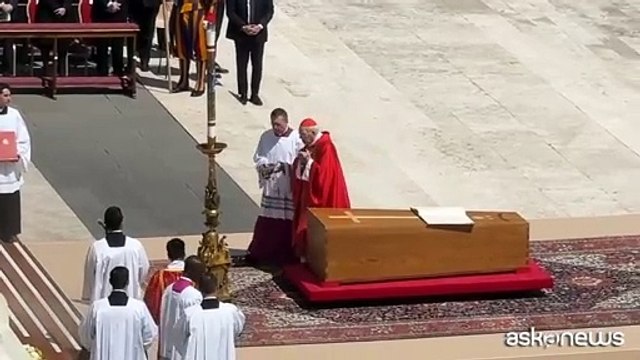 Funerali Papa Francesco, la benedizione della bara. E il vento sfoglia il Vangelo