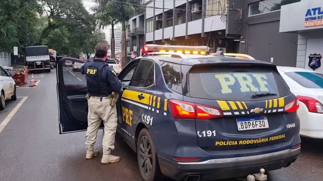 PRF intercepta carreta carregada de maconha após perseguição na BR-277 em Cascavel