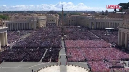 Il video della marea umana a San Pietro per l'addio a papa Francesco