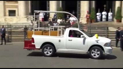 Feretro di Francesco sulla papamobile arriva a Santa Maria maggiore