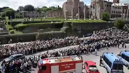 La papamobile al Colosseo, applausi dei fedeli al corteo