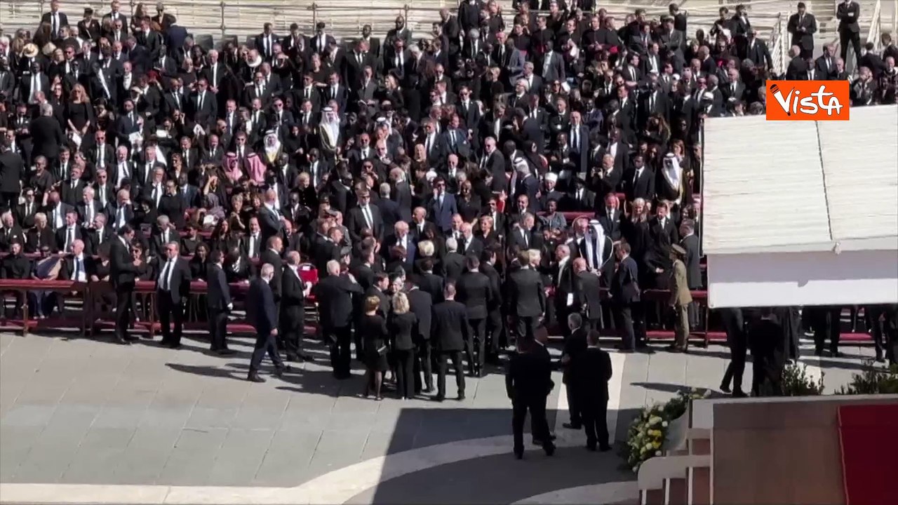 Funerali Papa Francesco, Trump incontra Von der Leyen, la stretta di mano a San Pietro