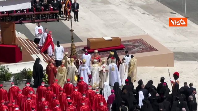 Funerali Papa Francesco, vento sfoglia pagine del Vangelo come era successo per Giovanni Paolo II