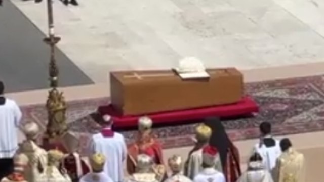 Ai funerali di Francesco il vento sfoglia pagine le del Vangelo come era successo per Giovanni Paolo II